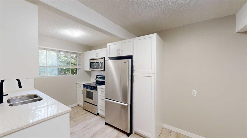 10-115 Lafayette Boulevard West, Lethbridge, AB - Indoor Photo Showing Kitchen With Stainless Steel Kitchen With Double Sink