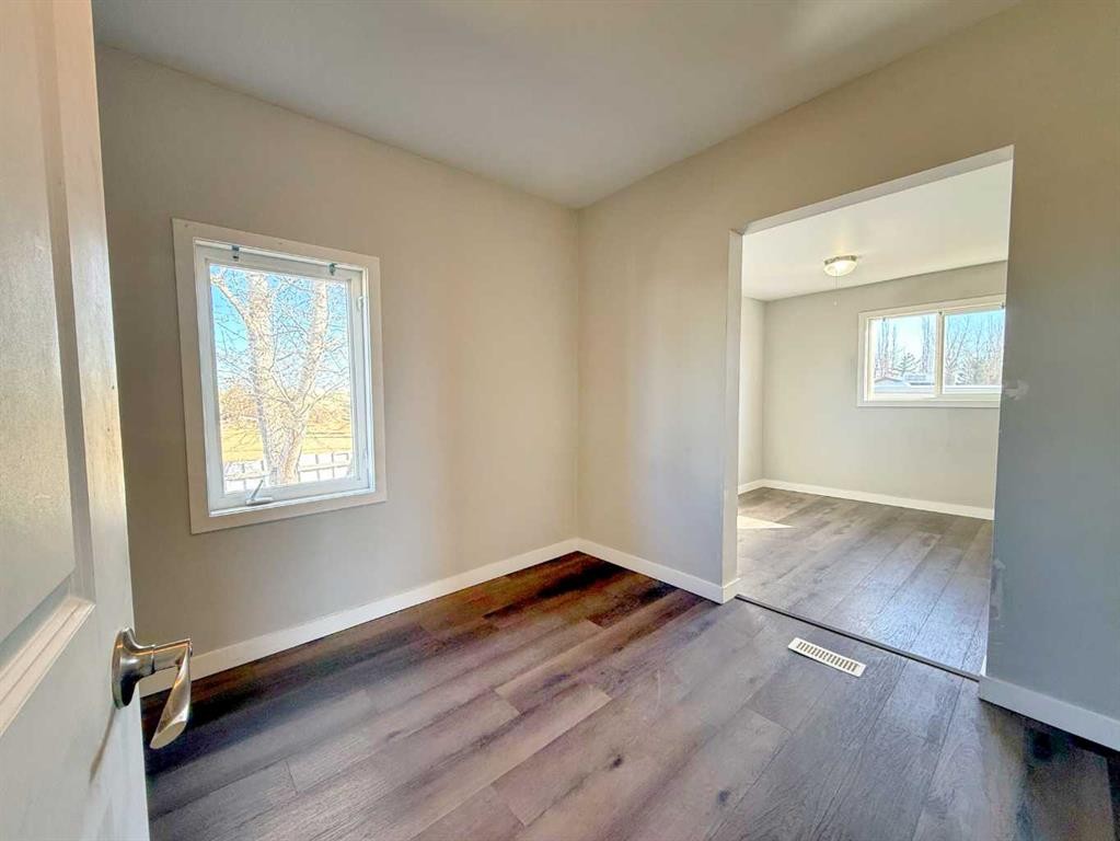 129 5 Avenue, Champion, AB - Indoor Photo Showing Other Room
