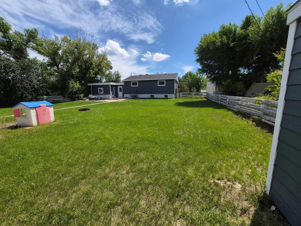 4931 54 Avenue, Taber, AB - Outdoor With Backyard
