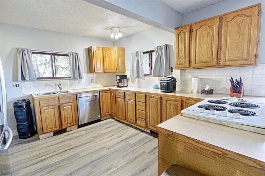 4810 57 Ave, Taber, AB - Indoor Photo Showing Kitchen
