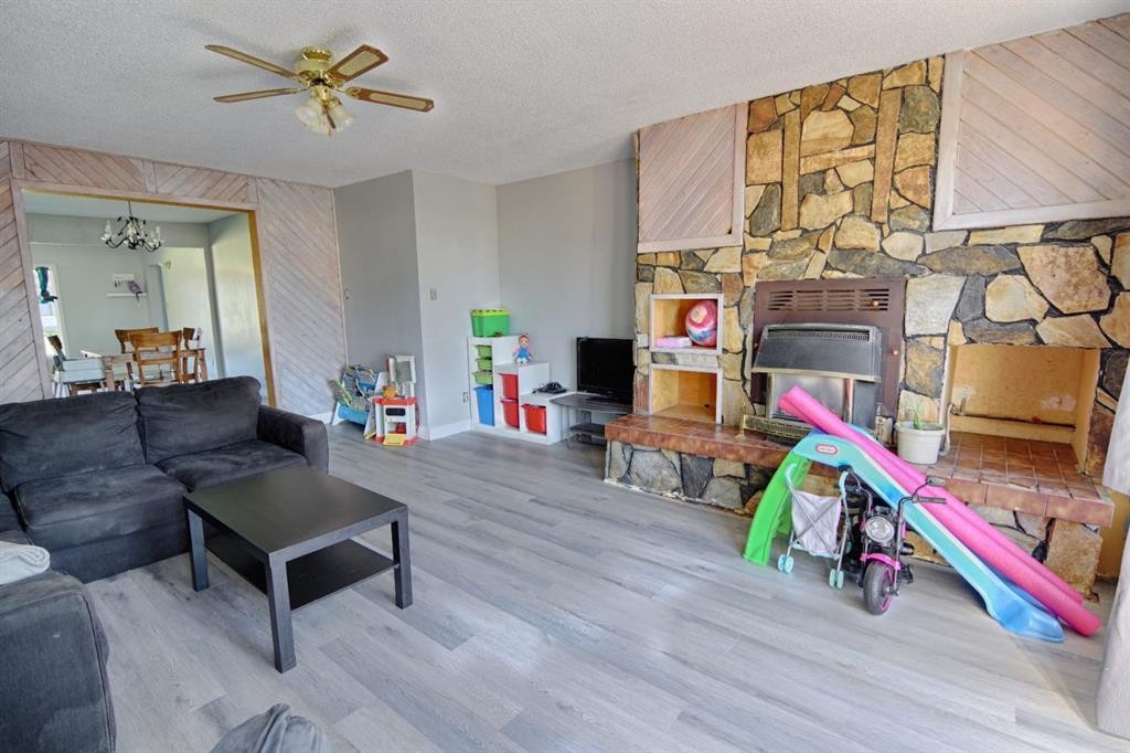 4810 57 Ave, Taber, AB - Indoor Photo Showing Living Room With Fireplace