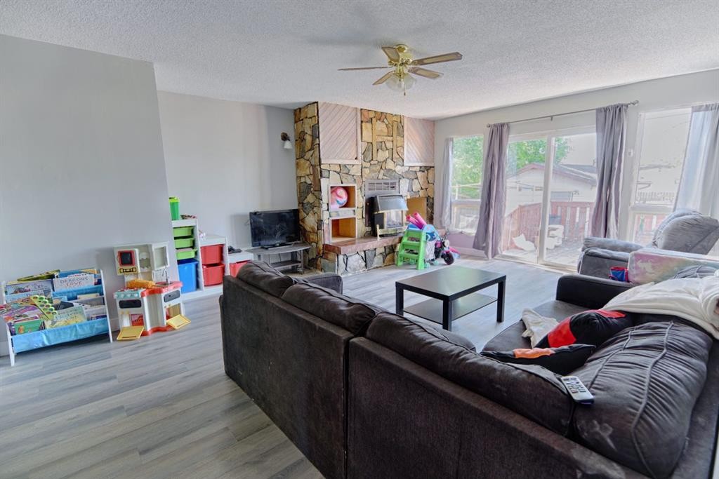 4810 57 Ave, Taber, AB - Indoor Photo Showing Living Room
