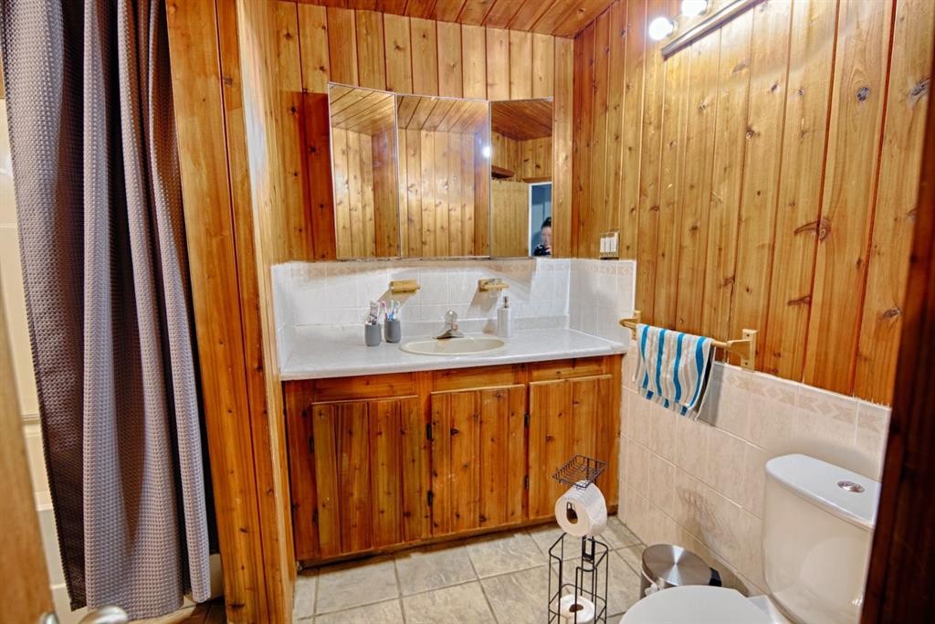 4810 57 Ave, Taber, AB - Indoor Photo Showing Bathroom