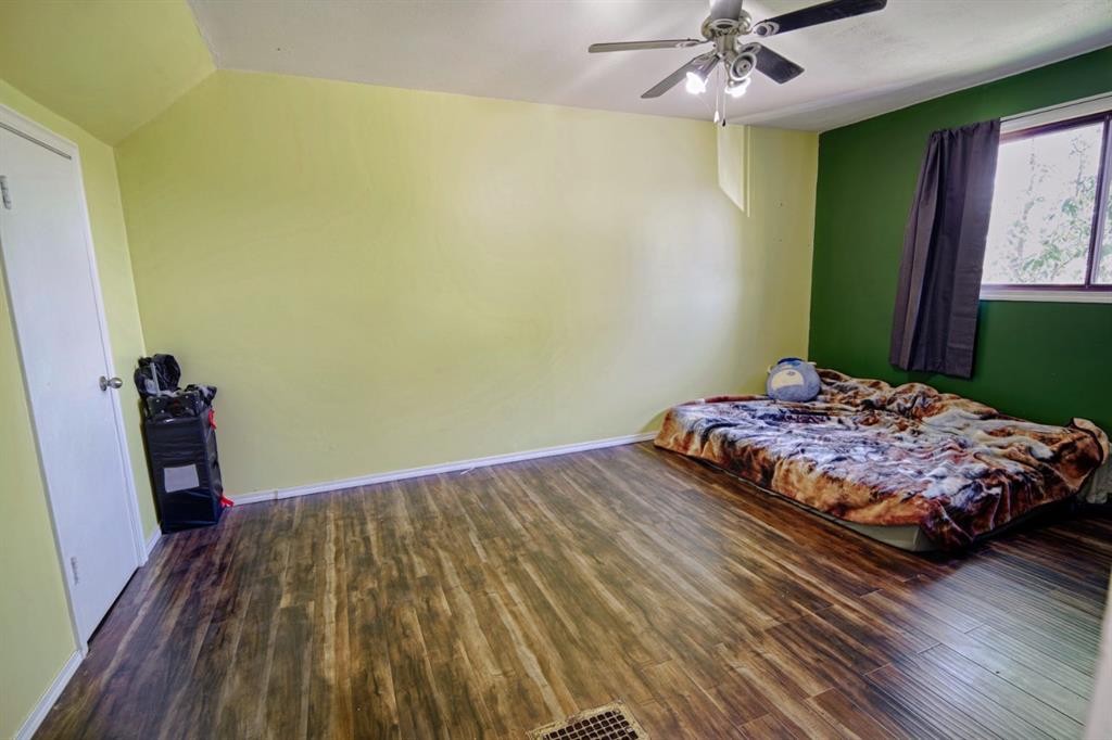 4810 57 Ave, Taber, AB - Indoor Photo Showing Bedroom