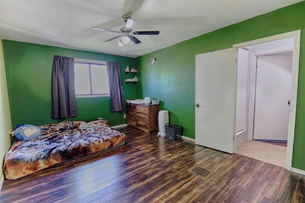 4810 57 Ave, Taber, AB - Indoor Photo Showing Bedroom