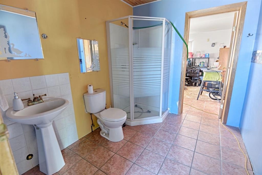 4810 57 Ave, Taber, AB - Indoor Photo Showing Bathroom