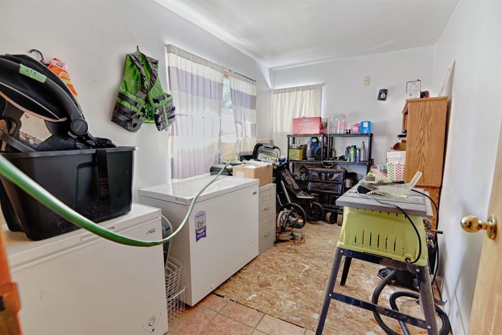 4810 57 Ave, Taber, AB - Indoor Photo Showing Laundry Room