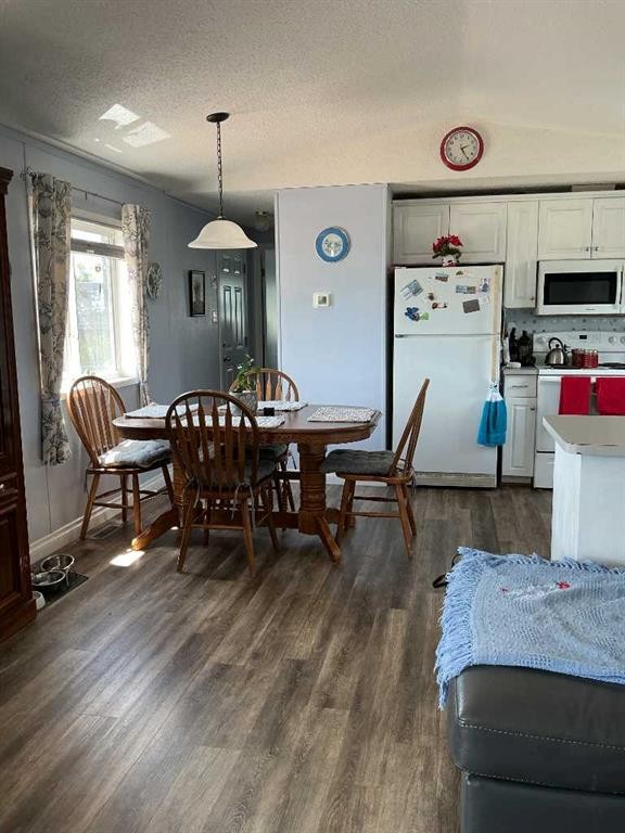 947 Main, Milk River, AB