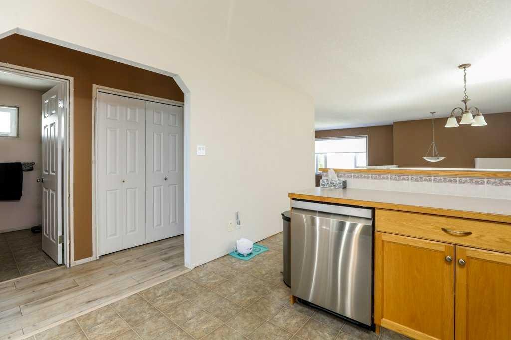 644 Aberdeen Crescent West, Lethbridge, AB - Indoor Photo Showing Kitchen