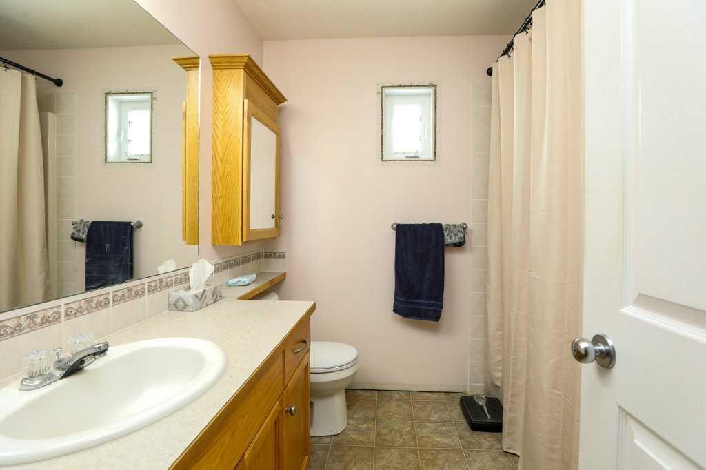 644 Aberdeen Crescent West, Lethbridge, AB - Indoor Photo Showing Bathroom