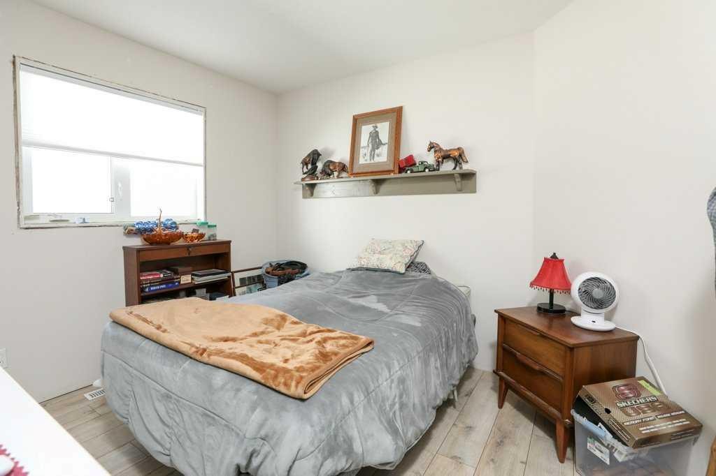 644 Aberdeen Crescent West, Lethbridge, AB - Indoor Photo Showing Bedroom