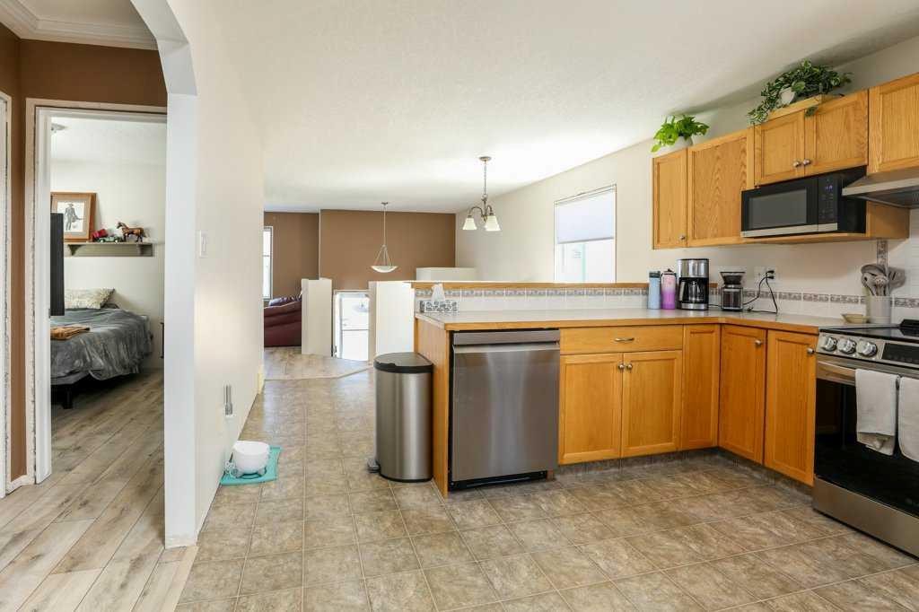 644 Aberdeen Crescent West, Lethbridge, AB - Indoor Photo Showing Kitchen