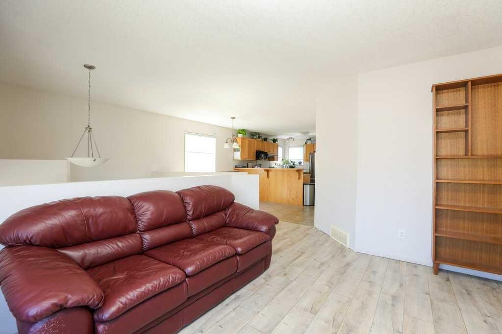 644 Aberdeen Crescent West, Lethbridge, AB - Indoor Photo Showing Living Room