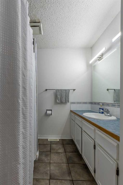 27 Laval Boulevard West, Lethbridge, AB - Indoor Photo Showing Bathroom