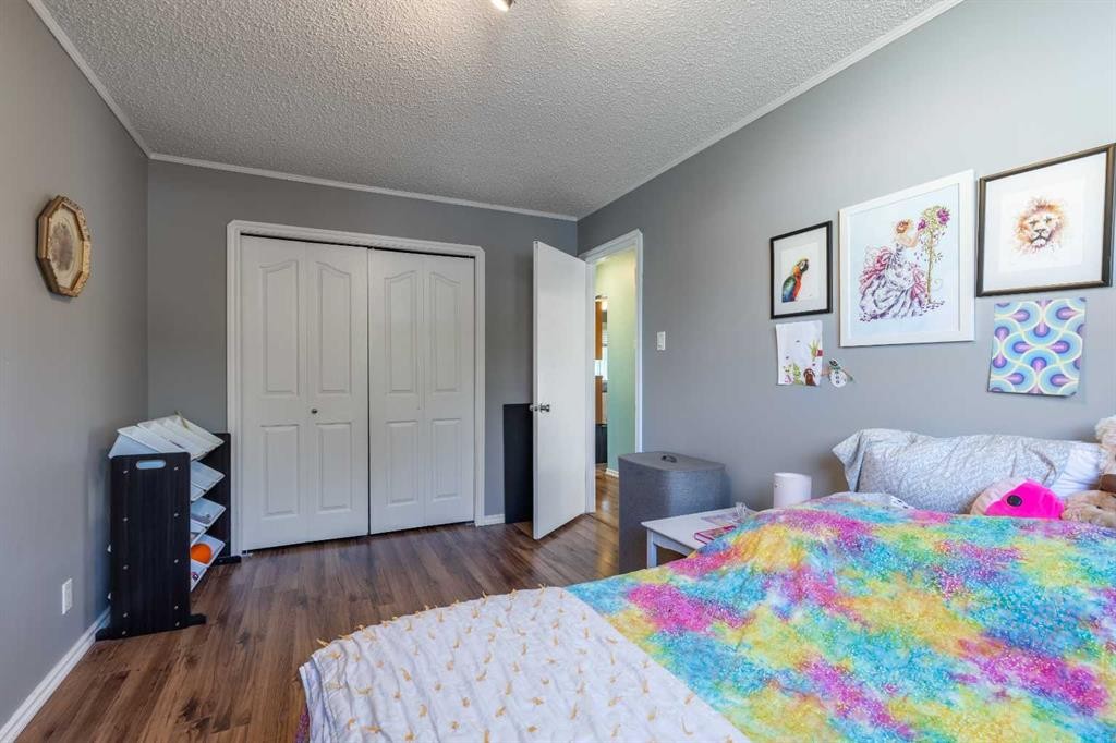 27 Laval Boulevard West, Lethbridge, AB - Indoor Photo Showing Bedroom
