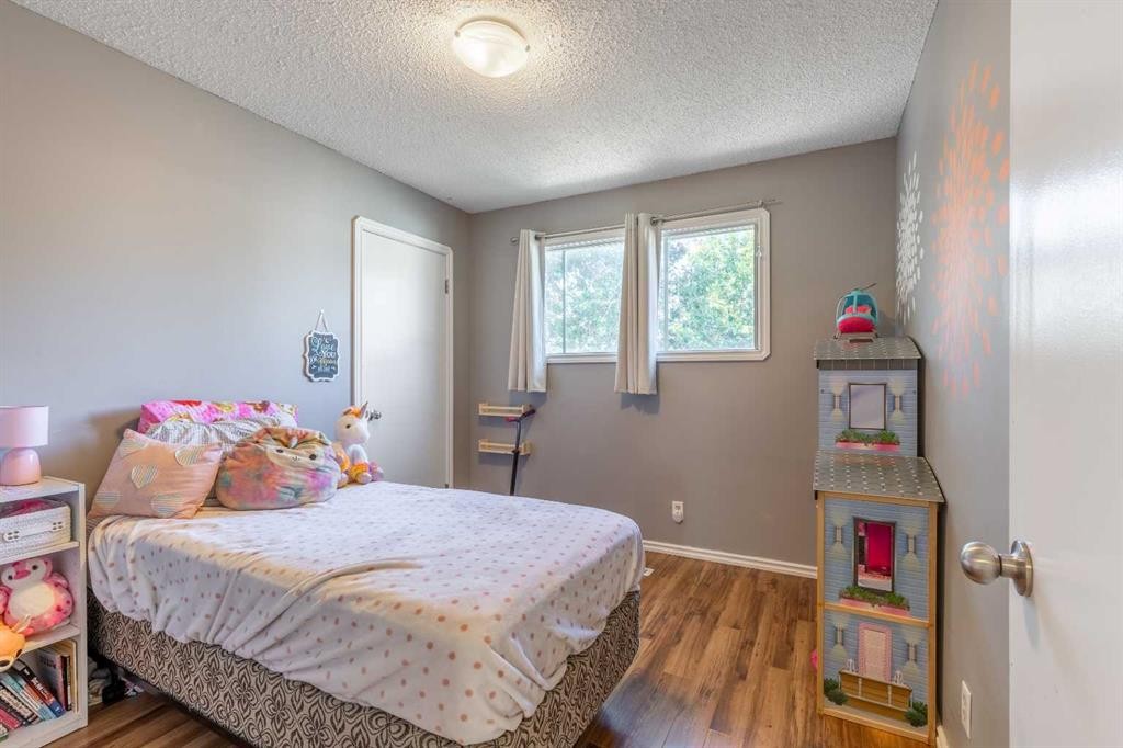 27 Laval Boulevard West, Lethbridge, AB - Indoor Photo Showing Bedroom