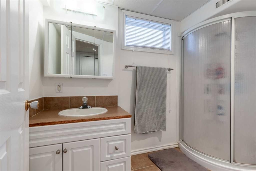 27 Laval Boulevard West, Lethbridge, AB - Indoor Photo Showing Bathroom