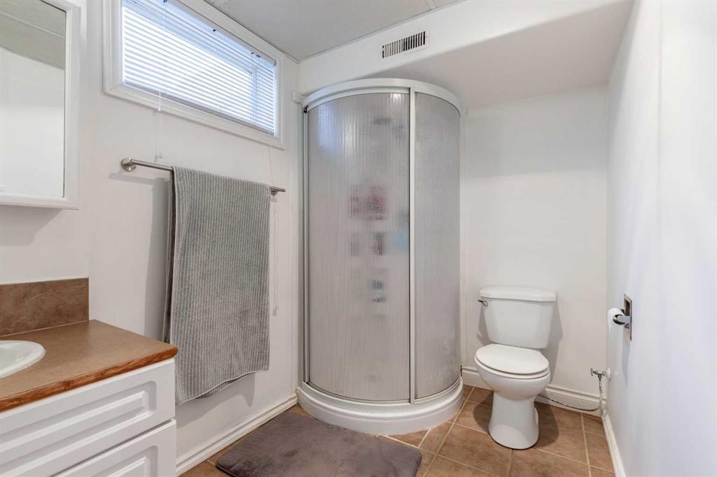 27 Laval Boulevard West, Lethbridge, AB - Indoor Photo Showing Bathroom