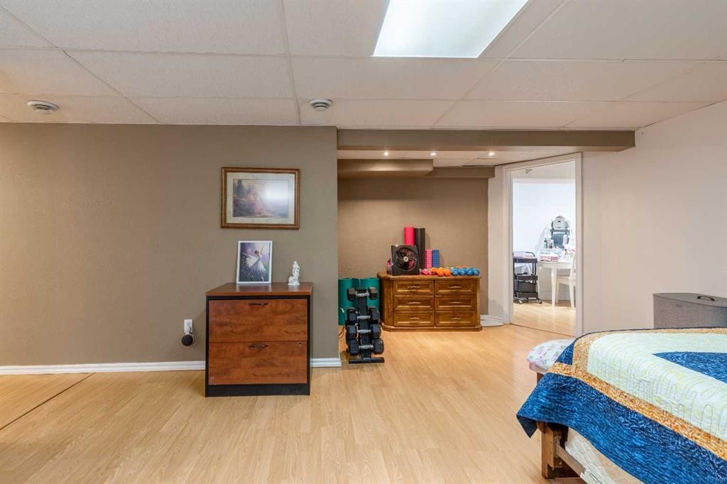 27 Laval Boulevard West, Lethbridge, AB - Indoor Photo Showing Bedroom