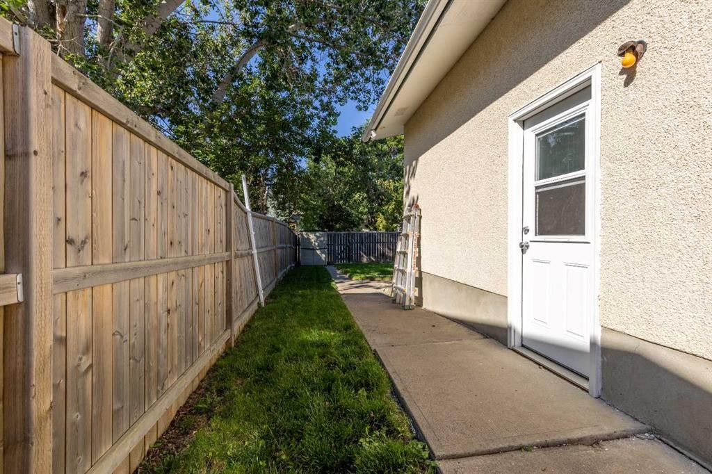 27 Laval Boulevard West, Lethbridge, AB - Outdoor With Exterior