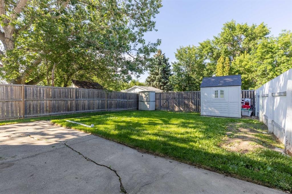 27 Laval Boulevard West, Lethbridge, AB - Outdoor