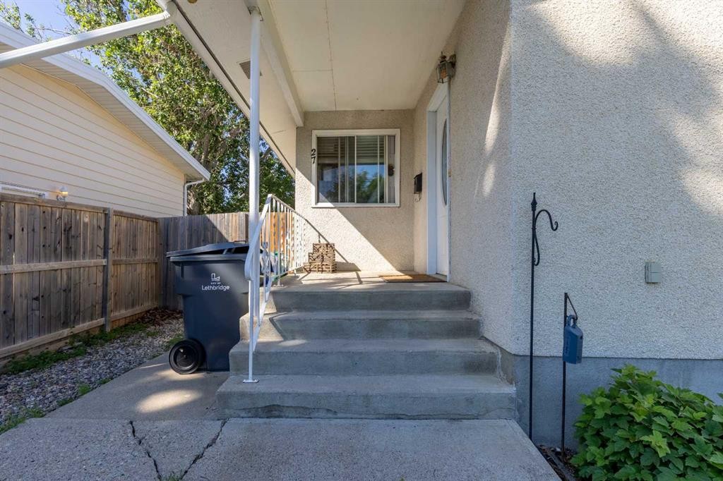 27 Laval Boulevard West, Lethbridge, AB - Outdoor With Exterior