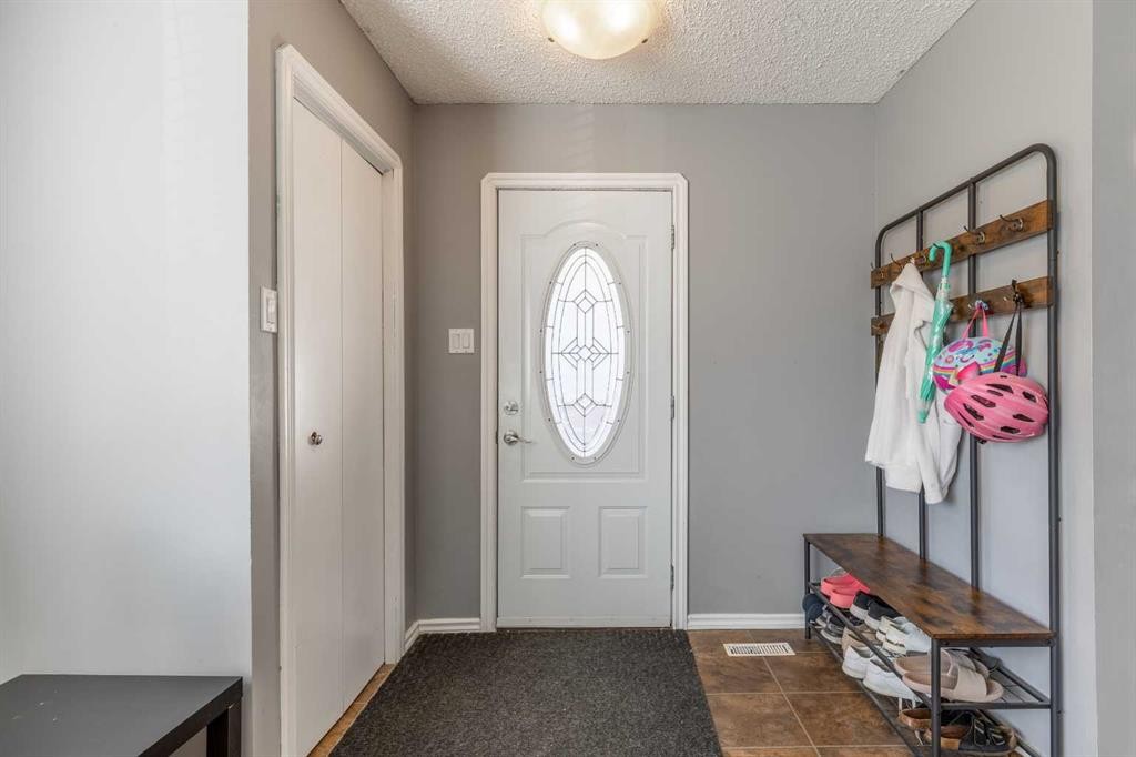 27 Laval Boulevard West, Lethbridge, AB - Indoor Photo Showing Other Room