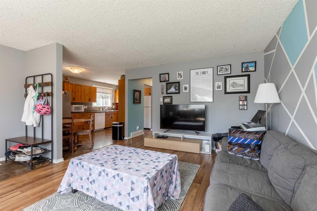 27 Laval Boulevard West, Lethbridge, AB - Indoor Photo Showing Living Room