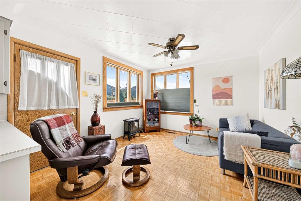 7826 22 Avenue, Coleman, AB - Indoor Photo Showing Living Room