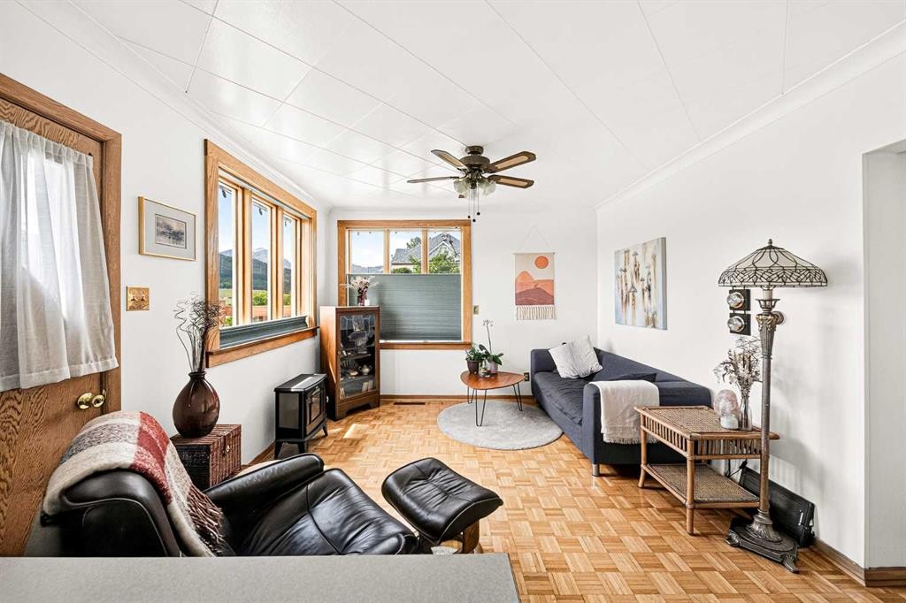 7826 22 Avenue, Coleman, AB - Indoor Photo Showing Living Room