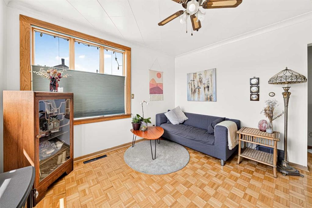 7826 22 Avenue, Coleman, AB - Indoor Photo Showing Living Room