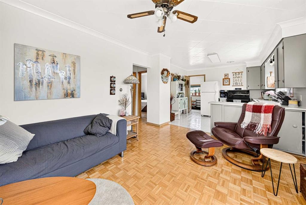 7826 22 Avenue, Coleman, AB - Indoor Photo Showing Living Room