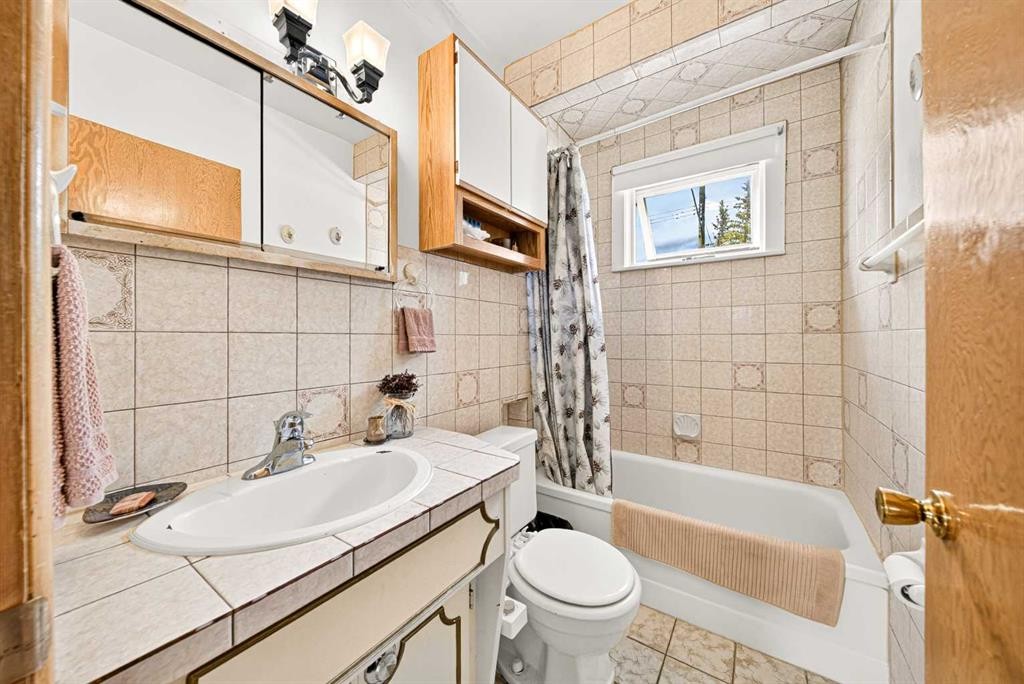 7826 22 Avenue, Coleman, AB - Indoor Photo Showing Bathroom