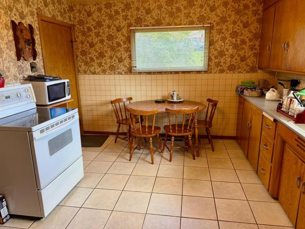 14825 21 Avenue South, Frank, AB - Indoor