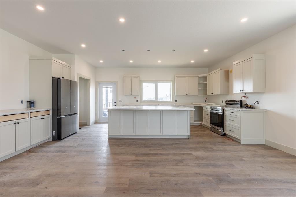 902 Willow Lane, Fort Macleod, AB - Indoor Photo Showing Kitchen With Upgraded Kitchen