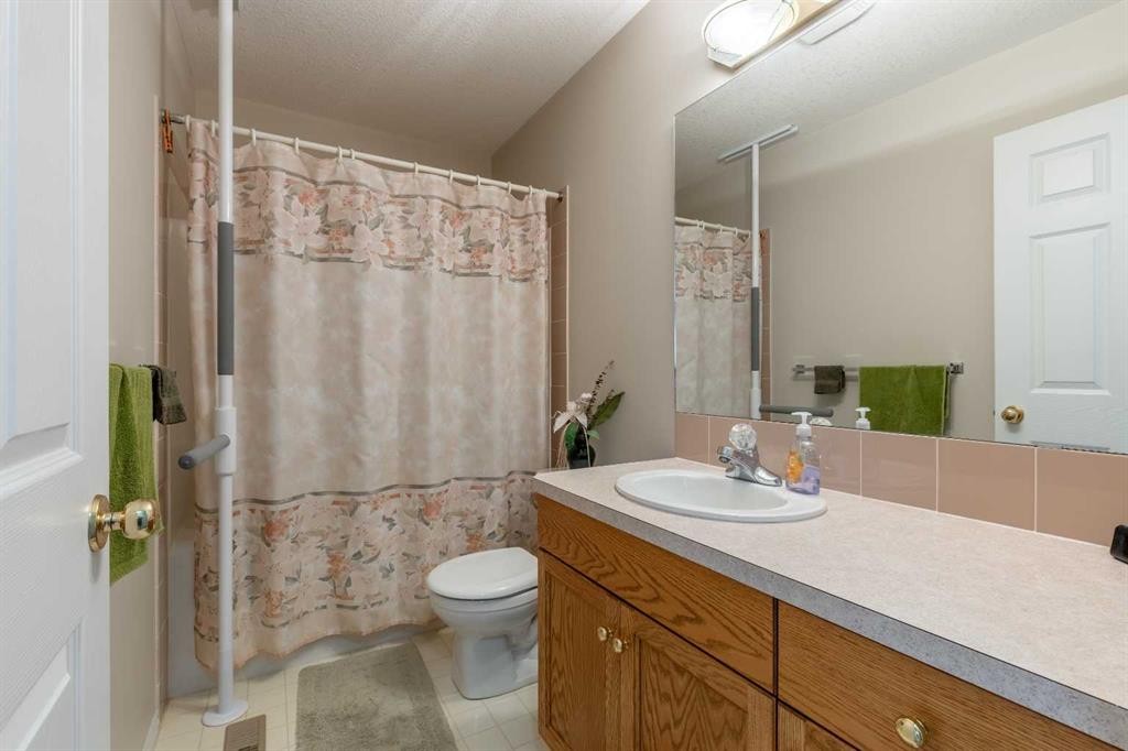 187 Cougar Way North, Lethbridge, AB