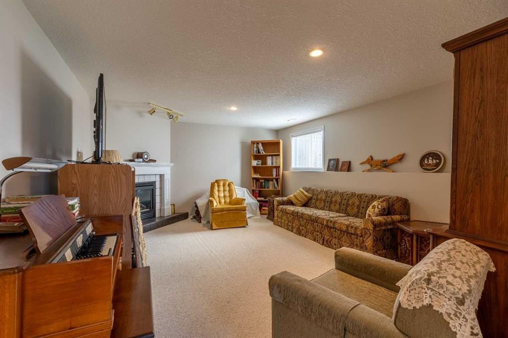 187 Cougar Way North, Lethbridge, AB