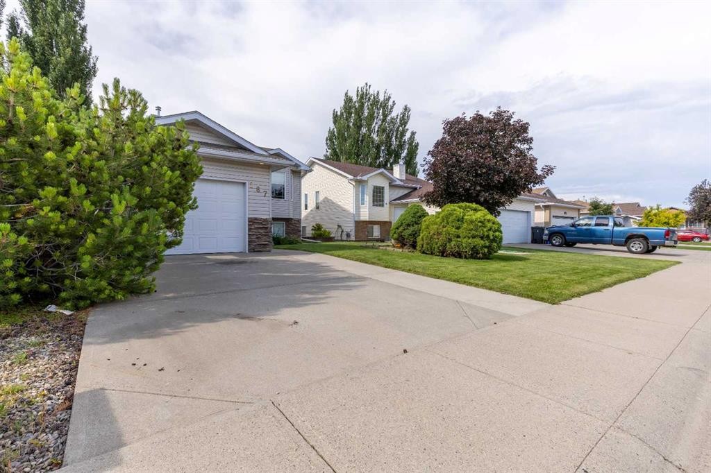 187 Cougar Way North, Lethbridge, AB