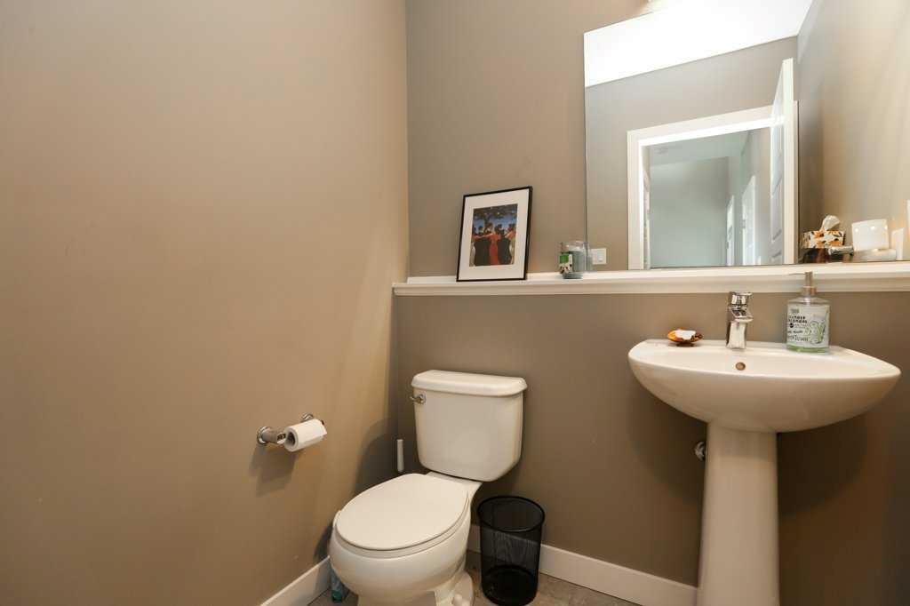 567 Moonlight Lane West, Lethbridge, AB - Indoor Photo Showing Bathroom