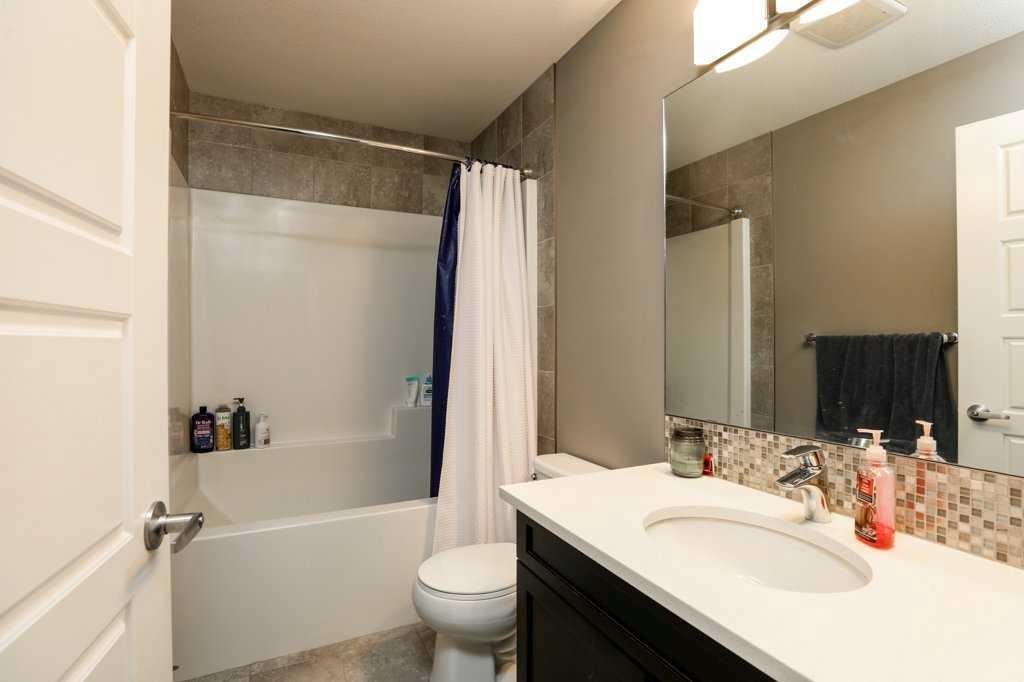 567 Moonlight Lane West, Lethbridge, AB - Indoor Photo Showing Bathroom