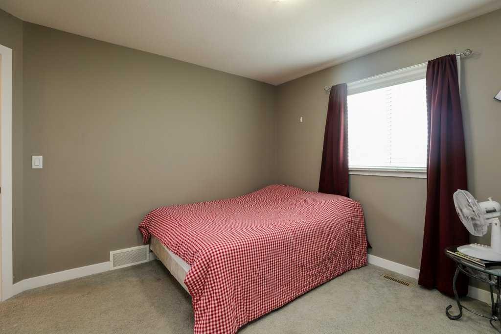 567 Moonlight Lane West, Lethbridge, AB - Indoor Photo Showing Bedroom