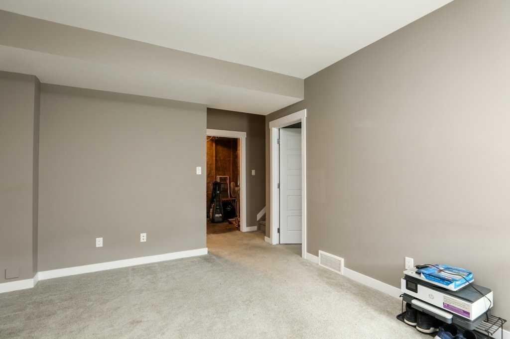567 Moonlight Lane West, Lethbridge, AB - Indoor Photo Showing Other Room