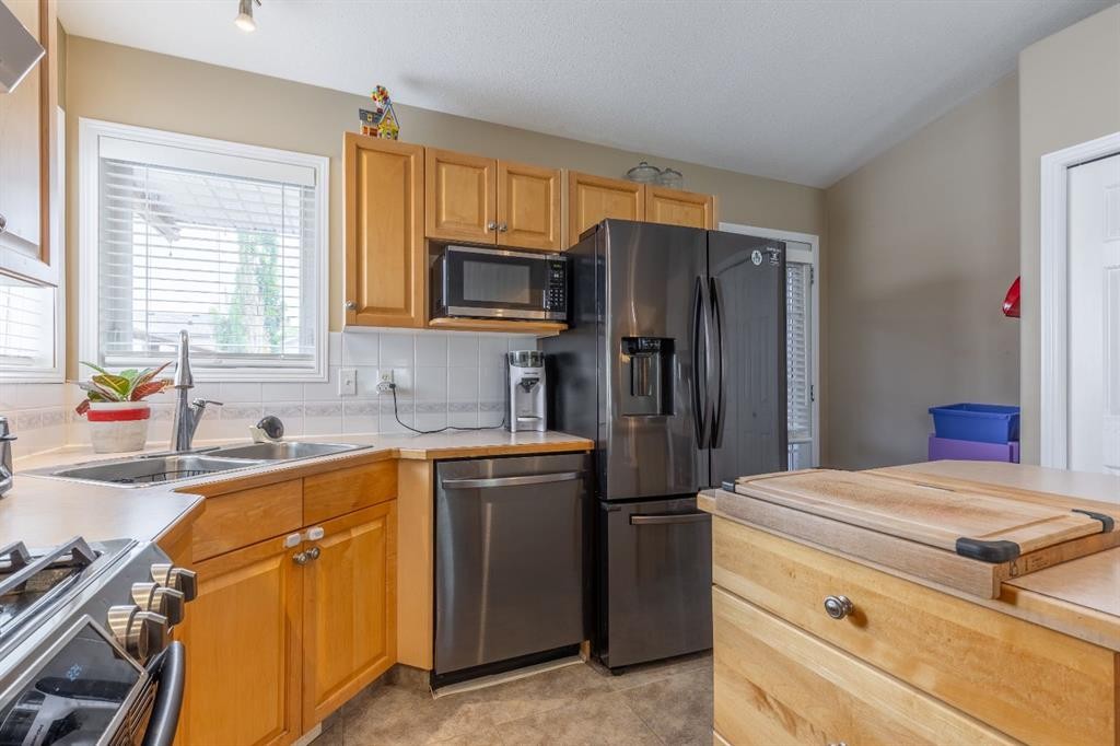 568 Heritage Boulevard West, Lethbridge, AB - Indoor Photo Showing Kitchen With Double Sink
