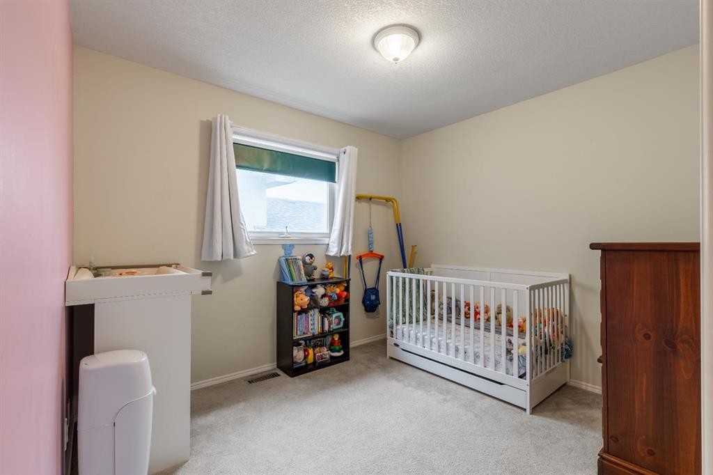 568 Heritage Boulevard West, Lethbridge, AB - Indoor Photo Showing Bedroom
