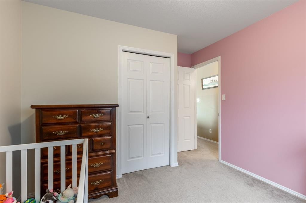 568 Heritage Boulevard West, Lethbridge, AB - Indoor Photo Showing Bedroom