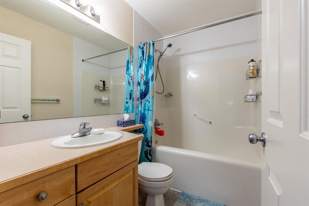 568 Heritage Boulevard West, Lethbridge, AB - Indoor Photo Showing Bathroom