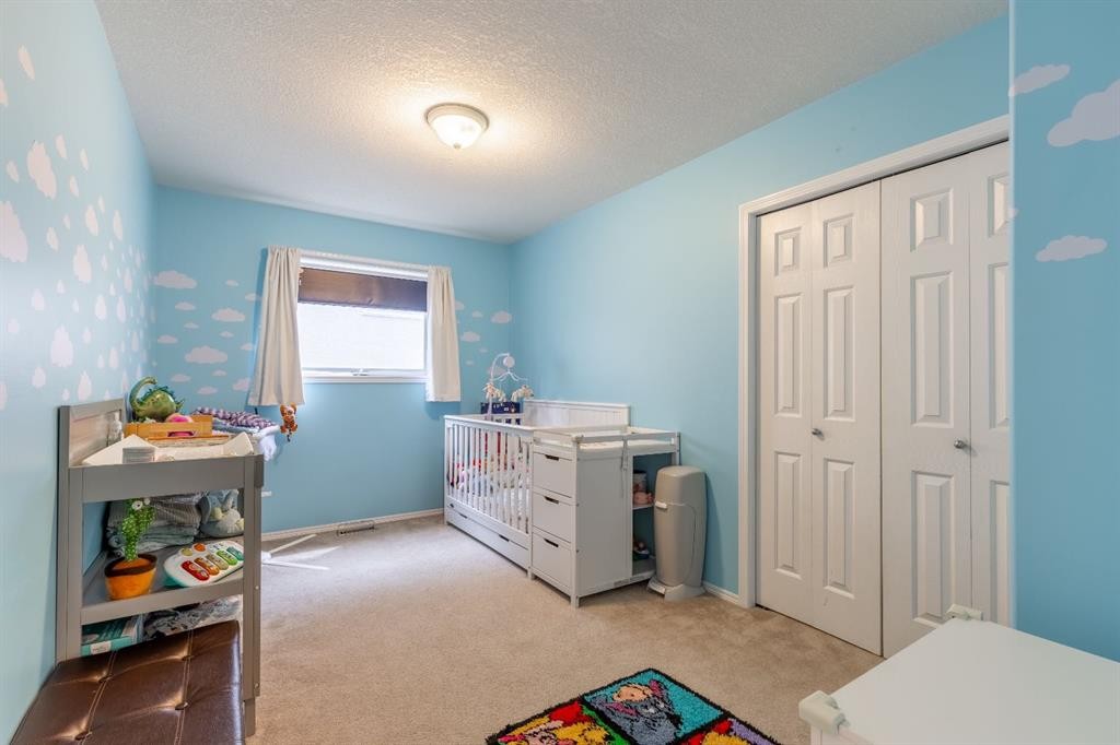 568 Heritage Boulevard West, Lethbridge, AB - Indoor Photo Showing Bedroom