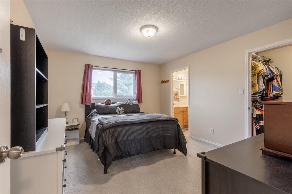 568 Heritage Boulevard West, Lethbridge, AB - Indoor Photo Showing Bedroom