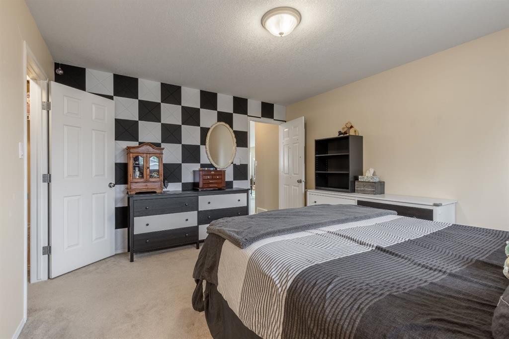 568 Heritage Boulevard West, Lethbridge, AB - Indoor Photo Showing Bedroom