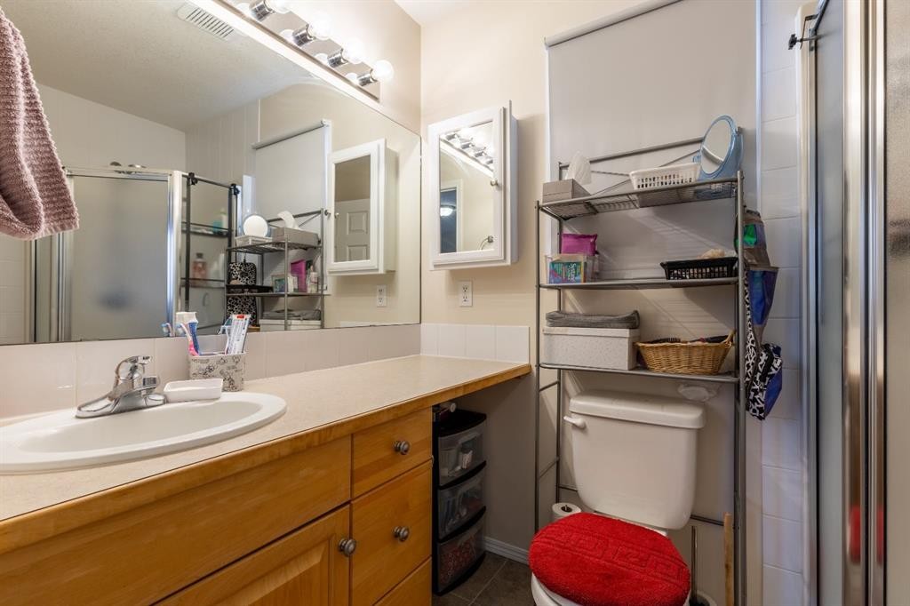 568 Heritage Boulevard West, Lethbridge, AB - Indoor Photo Showing Bathroom